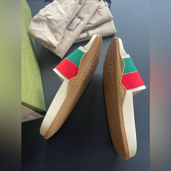 New Gucci GG Interlocking Logo Rubber Sandals - Picture 12 of 16